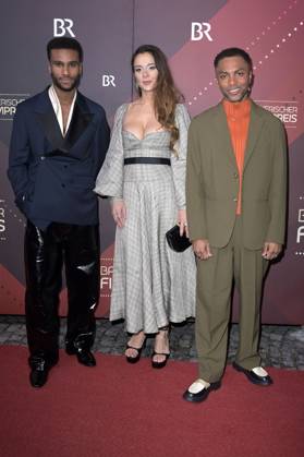 Tijan Njie, Bella Dayne und Elan Ben Ali bei der Verleihung des 45. Bayerischen Filmpreises 2023 im Prinzregententheater. München, 19.01.2024