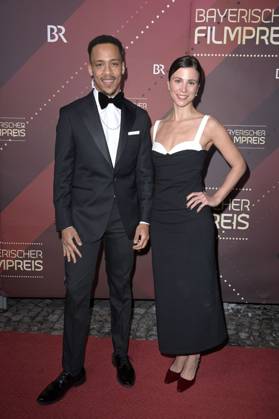 Jerry Hoffmann und Aylin Tezel bei der Verleihung des 45. Bayerischen Filmpreises 2023 im Prinzregententheater. München, 19.01.2024