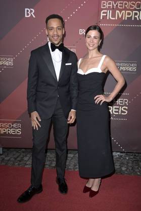 Jerry Hoffmann und Aylin Tezel bei der Verleihung des 45. Bayerischen Filmpreises 2023 im Prinzregententheater. München, 19.01.2024