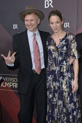 Robert Stadlober und Bernadette Heerwagen bei der Verleihung des 45. Bayerischen Filmpreises 2023 im Prinzregententheater. München, 19.01.2024