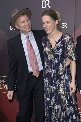 Robert Stadlober und Bernadette Heerwagen bei der Verleihung des 45. Bayerischen Filmpreises 2023 im Prinzregententheater. München, 19.01.2024