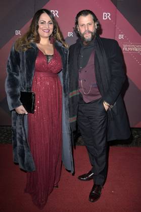 Manuel Cortez mit Freundin Saina Bayatpour bei der Verleihung des 45. Bayerischen Filmpreises 2023 im Prinzregententheater. München, 19.01.2024