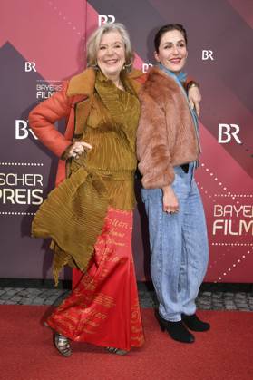 Jutta Speidel und Begleitung bei der Verleihung des 45. Bayerischen Filmpreises 2023 im Prinzregententheater. München, 19.01.2024