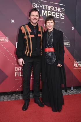 Felix Klare mit Ehefrau Zora Thiessen bei der Verleihung des 45. Bayerischen Filmpreises 2023 im Prinzregententheater. München, 19.01.2024