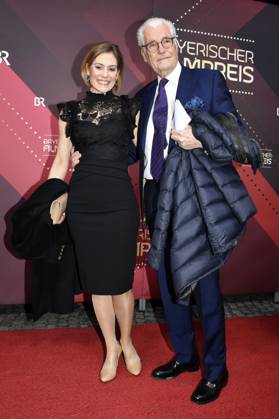 Sky du Mont mit Partnerin Julia Schütze bei der Verleihung des 45. Bayerischen Filmpreises 2023 im Prinzregententheater. München, 19.01.2024