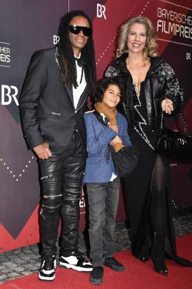 Fabrice Morvan mit Partnerin Tessa van der Steen und Sohn Sacha bei der Verleihung des 45. Bayerischen Filmpreises 2023 im Prinzregententheater. München, 19.01.2024