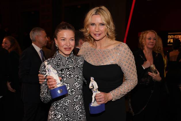 Bayerischer Filmpreis 2023 Veronica Ferres (re.) und Hannah Herzsprung. Verleihung des 45. Bayerischen Filmpreises 2023 am 19.01.2024 im Prinzregententheater in Münche. Bayern, Deutschland.