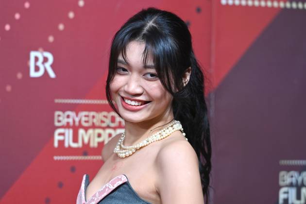 Nhung Hong (Schauspielerin), Einzelbild,angeschnittenes Einzelmotiv,Portraet,Portrait,Porträt. Roter Teppich,Red Carpet,Bayerischer Filmpreis 2023 am 19.09.2024 im Prinzregententheater in Muenchen.