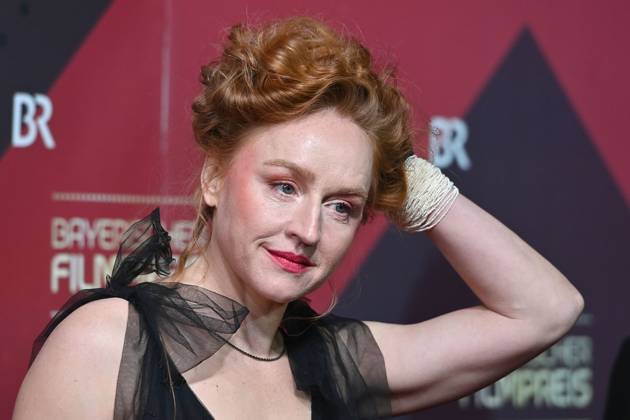 Brigitte HOBMEIER (Schauspielerin), Einzelbild,angeschnittenes Einzelmotiv,Portraet,Portrait,Porträt. Roter Teppich,Red Carpet,Bayerischer Filmpreis 2023 am 19.09.2024 im Prinzregententheater in Muenchen.