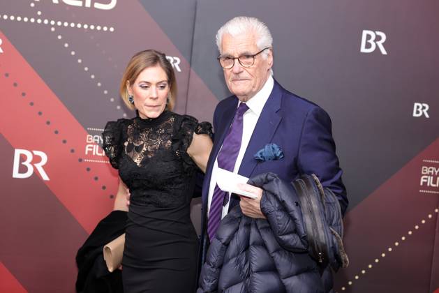 Bayerischer Filmpreis 2023 Sky du Mont mit Julia Schütze. Verleihung des 45. Bayerischen Filmpreises 2023 am 19.01.2024 im Prinzregententheater in Münche. Bayern, Deutschland.