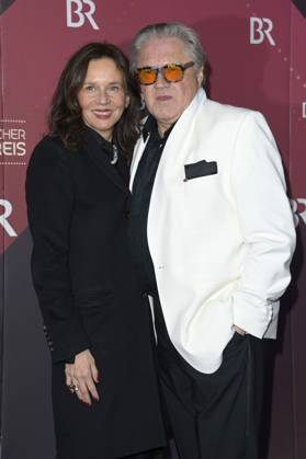 Michael Brandner mit Ehefrau Karin Brandner bei der Verleihung des 45. Bayerischen Filmpreises 2023 im Prinzregententheater. München, 19.01.2024