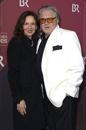 Michael Brandner mit Ehefrau Karin Brandner bei der Verleihung des 45. Bayerischen Filmpreises 2023 im Prinzregententheater. München, 19.01.2024