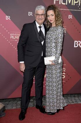 Stephen A. Sikder mit Ehefrau Kristin Naefe bei der Verleihung des 45. Bayerischen Filmpreises 2023 im Prinzregententheater. München, 19.01.2024