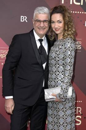 Stephen A. Sikder mit Ehefrau Kristin Naefe bei der Verleihung des 45. Bayerischen Filmpreises 2023 im Prinzregententheater. München, 19.01.2024