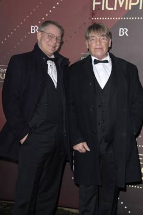 Andre Eisermann mit Partner Manuel Bortt bei der Verleihung des 45. Bayerischen Filmpreises 2023 im Prinzregententheater. München, 19.01.2024