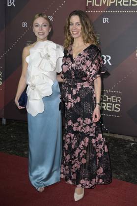 Anna Ewelina mit Gast bei der Verleihung des 45. Bayerischen Filmpreises 2023 im Prinzregententheater. München, 19.01.2024