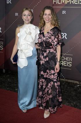 Anna Ewelina mit Gast bei der Verleihung des 45. Bayerischen Filmpreises 2023 im Prinzregententheater. München, 19.01.2024