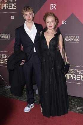 Brigitte Hobmeier mit Sohn August Brugger bei der Verleihung des 45. Bayerischen Filmpreises 2023 im Prinzregententheater. München, 19.01.2024