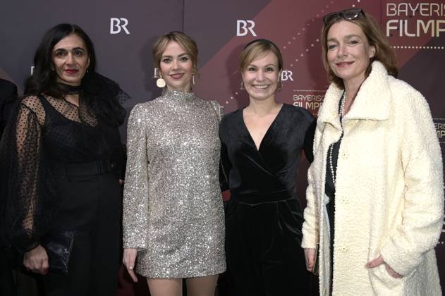 Ilknur Boyraz, Laura Osswald, Anna Stern und Aglaia Szyszkowitz bei der Verleihung des 45. Bayerischen Filmpreises 2023 im Prinzregententheater. München, 19.01.2024