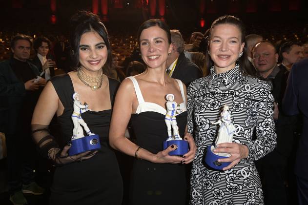 Bayan Layla, Aylin Tezel und Hannah Herzsprung bei der Verleihung des 45. Bayerischen Filmpreises 2023 im Prinzregententheater. München, 19.01.2024