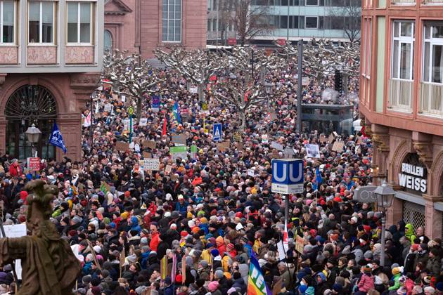 Bilder des Jahres 2024, News 01 Januar News Themen der Woche KW03 News Bilder des Tages 20.01.2024, Frankfurt, DEU Demonstration gegen Rechts und die AFD am Frankfurter Roemer ca fünfunddreissig Tausend Teilnehmern. Demokratie verteidigen Ð Gemeinsam gegen die AfD. Blick in Richtung Paulsplatz