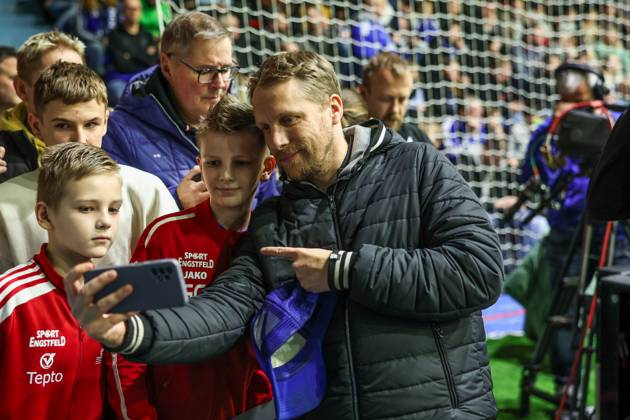 14.01.2024, Fussball, Saison 2023 2024,Hallenturnier in Gummersbach, Comedian Oliver Pocher gibt Autogramme. Gummersbach Schwalbe Arena Deutschland xRHR-FOTO TRx