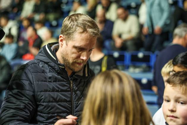 14.01.2024, Fussball, Saison 2023 2024,Hallenturnier in Gummersbach, Comedian Oliver Pocher gibt Autogramme. Gummersbach Schwalbe Arena Deutschland xRHR-FOTO TRx