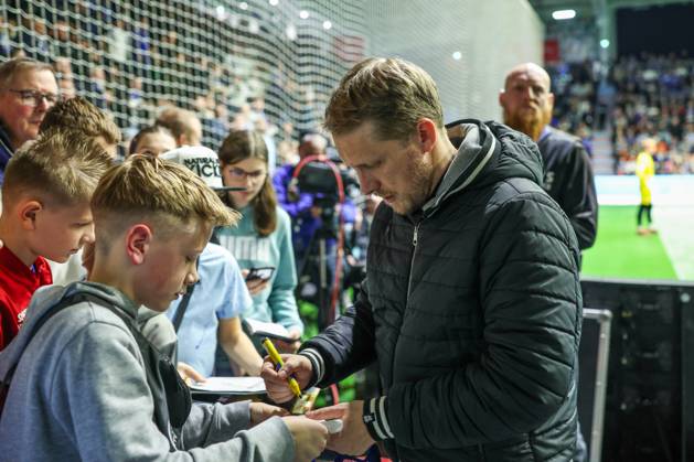 14.01.2024, Fussball, Saison 2023 2024,Hallenturnier in Gummersbach, Comedian Oliver Pocher gibt Autogramme. Gummersbach Schwalbe Arena Deutschland xRHR-FOTO TRx