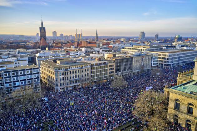 Bilder des Jahres 2024, News 01 Januar News Themen der Woche KW03 35.000 Teilnehmende zählte die Polizei bei einer Demonstration gegen Rechtsextremismus und die AfD auf dem Opernplatz. Hannover, 20.01.2024
