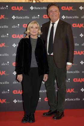 Christian De Sica mit Ehefrau Silvia Verdone bei der Verleihung des Filmpreises Ciak d oro 2023 im Palazzo Colonna. Rom, 20.01.2024
