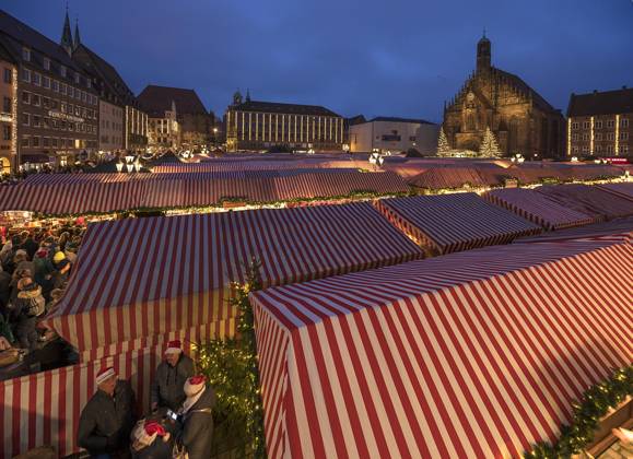 Nürnberger Christkindlesmarkt am Abend, rechts die Frauenkirche, Nürnberg, Mittelfranken, Bayern, Deutschland, Europa Copyright: imageBROKER/HelmutxMeyerxzurxCapellen iblmzc10061157