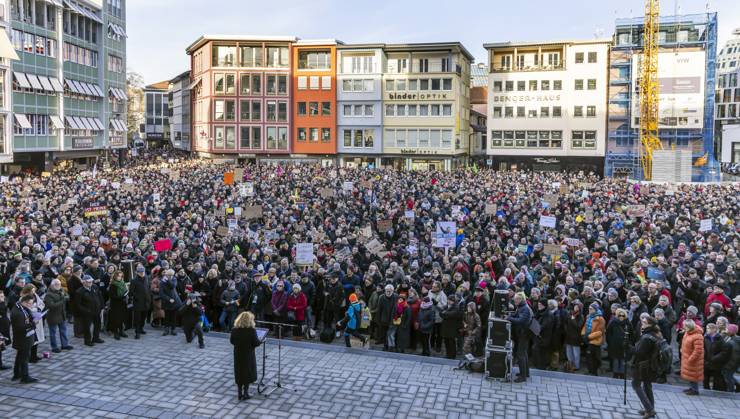 Bilder des Jahres 2024, News 01 Januar News Themen der Woche KW03 News Bilder des Tages Erneut Großdemo in Stuttgart gegen den Rechtsruck in Deutschland. Barbara Traub, Vorstandssprecherin der Israelitischen Religionsgemeinschaft Württemberg bei ihrer Rede. Am Marktplatz haben sich am Sonntag mehrere Tausend Menschen versammelt. Das Motto: Stuttgart hält zusammen. Organisiert hat die Kundgebung die Jüdische Studierendenunion mit breiter Unterstützung aus Kultur, Kirchen, Sport und den demokratischen Parteien. 21.01.2024: Stuttgart, Baden-Württemberg, Deutschland.
