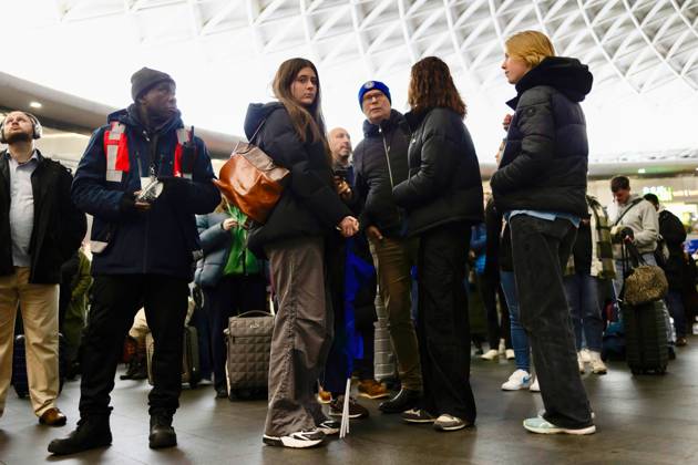 January 21, 2024, London, United Kingdom: People seen stranded at King s Cross Train station due to multiple cancellations of services to the north and Scotland as storm Isha is moving close to the UK this evening. Commuters are stranded King s Cross Train Station in London as trains operators announced stopping service to the north and Scotland due to strong wind and heavy rain bringing by Storm Isha. London United Kingdom - ZUMAs197 20240121_aaa_s197_215 Copyright: xHestherxNgx