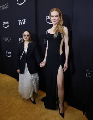 Bilder des Jahres 2024, Entertainment 01 Januar Entertainment Themen der Woche KW03 Entertainment Bilder des Tages Nicole Kidman and Lulu Wang arrive on the red carpet for Prime Video s Expats New York premiere at The Museum of Modern Art on Sunday, January 21, 2024 in New York City.  NYP20240121146 JohnxAngelillo