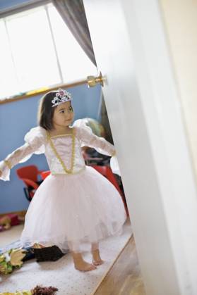 IMAGO Creative, Gesellschaft, Fasching Asian girl dressing up in princess costume Seattle, WA, 21.12.2023, model released, TTBB_BLD068597.jpg, 2-3 years, admiring, arms outstretched, at home, barefoot, beauty, bedroom, charming, childhood, chinese ethnicity, color image, costume, crown, dancing, domestic life, door, doorway, dress, dress up, fantasy, front view, full length, fun, girl, gown, grace, imagination, indoors, indulgence, innocence, mixed race person, mongolian ethnicity, one girl only, one person, people, photography, playing, preschooler, pretending, pretty, princess, spinning, standing, tiara, tilt, toy, twirling, vertical, minority, minorities, etherealaccessory, admiration, admirer, apparel, appealing, appreciating, asian ethnicity, beautiful, child, children, cl Copyright: xJedxShare KaoruxSharex