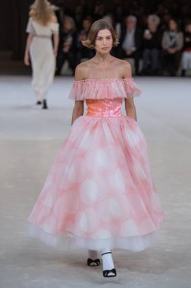 Bilder des Jahres 2024, Entertainment 01 Januar Entertainment Themen der Woche KW04 Entertainment Bilder des Tages PFW Chanel Runway A model walks the runway during the Chanel Haute Couture Spring Summer 2024 show as part of Paris Fashion Week in Paris, France on January 23, 2024. Photo by Aurore Marechal ABACAPRESS.COM Paris France  Copyright: xMarechalxAurore ABACAx