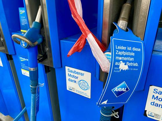 21.01.2024, Deutschland, NRW, Tankstellen, Kraftstoffe, Eine gesperrte Zapfpistole für Super Sprit an einer ARAL Tankstelle, ausser Betrieb, gesperrt, Benzin, Super, Sperrung, Flatterband, Info NRW Deutschland Copyright: xSnowfieldxPhotographyx SF220124AralD