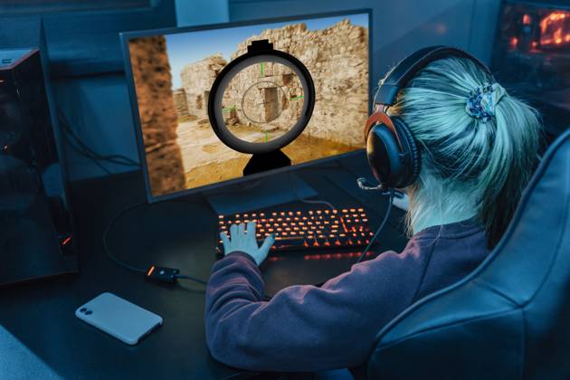 IMAGO Creative, Lifestyle, Gaming Gamer wearing headset and playing esports on desktop PC model released, Symbolfoto property released, EVKF00088