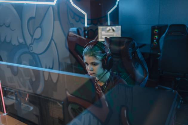 IMAGO Creative, Lifestyle, Gaming Gamer wearing headset and playing games on computer model released, Symbolfoto property released, EVKF00090
