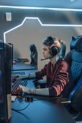 IMAGO Creative, Lifestyle, Gaming Professional gamer playing video game on computer model released, Symbolfoto property released, EVKF00093