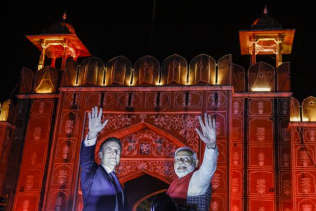 Bilder des Jahres 2024, News 01 Januar News Themen der Woche KW04 News Bilder des Tages Le prÃ sident francais Emmanuel Macron et le Premier ministre indien Narendra Modi lors d un roadshow Ã Jaipur Le prÃ sident francais Emmanuel Macron et le Premier ministre indien Narendra Modi lors d un roadshow Ã Jaipur, Inde, le 25 janvier 2024, dans le cadre de son voyage officiel en Inde. Le chef de l Etat est en Inde du 25 au 26 janvier 2024 pour participer en tant qu?invitÃ d?honneur Ã la fÃªte de la Constitution indienne, Republic Day , le 26 janvier, Ã l?invitation du Premier ministre indien N.Modi. Ludovic Marin Pool Bestimage India s Prime Minister Narendra Modi (R) and France s President Emmanuel Macron wave from atop a vehicle as they at Rambagh Palace at the end of a roadshow in Jaipur on January 25, 2024. Mac  Copyright: xLudovicxMarin Pool BestimagexLudovicxMarin Pool Bestimagex