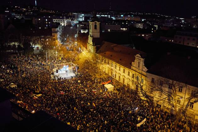 Bilder des Jahres 2024, News 01 Januar News Themen der Woche KW04 News Bilder des Tages Street protests across Slovakia against a plan by populist Prime Minister Robert Fico to amend the penal code and eliminate a national prosecutors office. The planned changes also include a reduction in punishments for corruption including the possibility of suspended sentences, and a significant shortening of the statute of limitations. Rally under the slogan Let s stop them! in Bratislava, Slovakia, January 25, 2024. (CTKxPhoto HolubovaxDorota) CTKPhotoP2024012509077  CTKPhotoP2024012509077