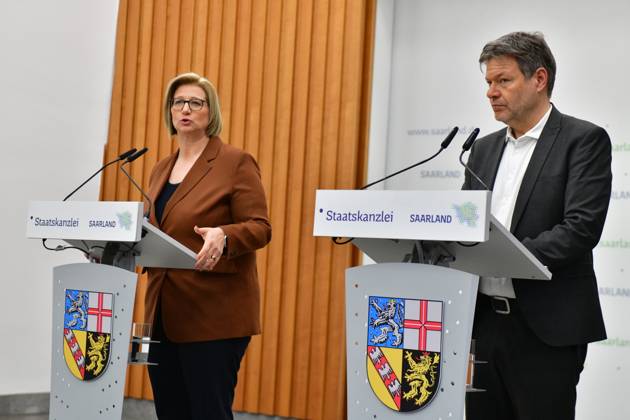 News Bilder des Tages Robert Habeck, Bundesminister für Wirtschaft und Klimaschutz, besucht am Freitag (26.01.2024) das Saarland. Am Morgen gibt es ein Gespräch mit Ministerpräsidentin Anke Rehlinger in der saarländischen Staatskanzlei in Saarbrücken, in dem es unter anderem um den Strukturwandel im Saarland, den Ausbau der Erneuerbaren Energien sowie die Sicherung des Industriestandortes Deutschland geht. Im Bild: Im Anschluss an das Gespräch geben Ministerpräsidentin Anke Rehlinger und Bundesminister Robert Habeck (v.l.) ein Pressestatement.