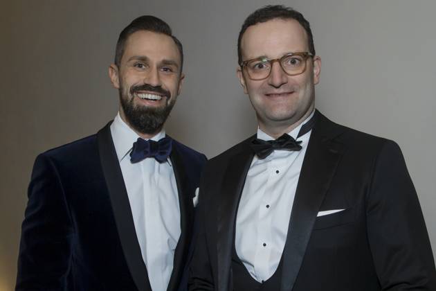 Bundesgesundheitsminister Jens Spahn (re.) mit Partner Daniel Funke - Prominente kommen zum VIP Empfang anläßlich des 14.Semperopernballs in das Hotel Kempinsky Dresden.