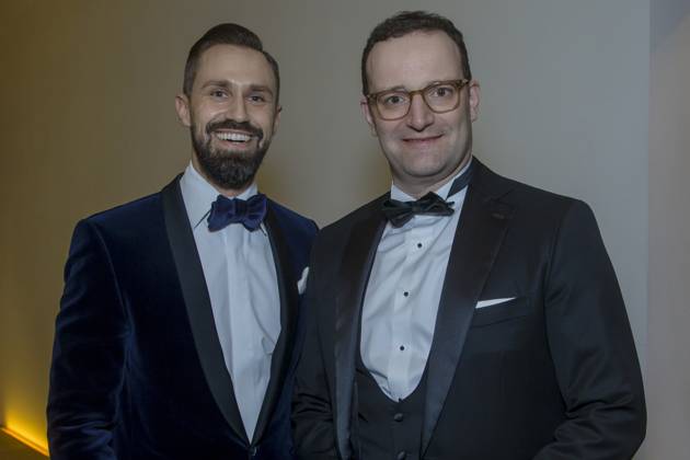Bundesgesundheitsminister Jens Spahn (re.) mit Partner Daniel Funke - Prominente kommen zum VIP Empfang anläßlich des 14.Semperopernballs in das Hotel Kempinsky Dresden.