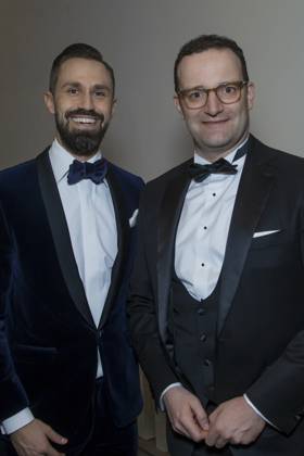 Bundesgesundheitsminister Jens Spahn (re.) mit Partner Daniel Funke - Prominente kommen zum VIP Empfang anläßlich des 14.Semperopernballs in das Hotel Kempinsky Dresden.
