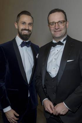 Bundesgesundheitsminister Jens Spahn (re.) mit Partner Daniel Funke - Prominente kommen zum VIP Empfang anläßlich des 14.Semperopernballs in das Hotel Kempinsky Dresden.