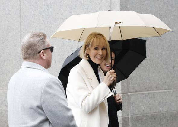 Bilder des Jahres 2024, News 01 Januar News Themen der Woche KW04 News Bilder des Tages Journalist E. Jean Carroll arrives at the courthouse as closing arguments begin in her damages trial against Donald Trump at Manhattan Federal Court on Friday, January 26, 2024 in New York. The writer is seeking at least 10 million dollars in damages from the former president for repeatedly defaming her after she accused him of sexually assaulting her in the 1990s.  NYP20240126101 JohnxAngelillo
