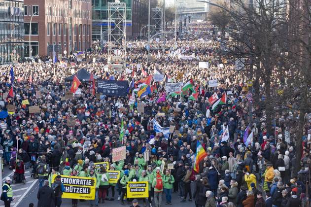 Bilder des Jahres 2024, News 01 Januar News Themen der Woche KW04 News Bilder des Tages Motto Zusammen gegen rechts Hamburg für Demokratie! Demo Demonstration Protestmarsch gegen rechts Rechtsextremismus AfD Ludwig-Erhard-Straße 20240128ad528 Hamburg Hamburg Deutschland Germany Copyright: xAchimxDuwentästerx