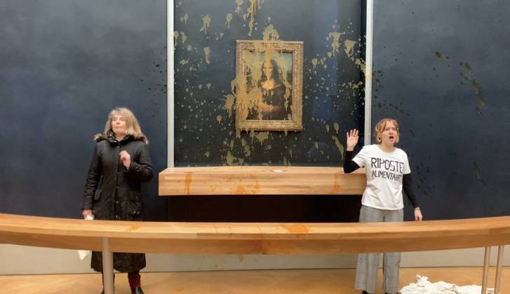 Bilder des Jahres 2024, News 01 Januar News Themen der Woche KW04 News Bilder des Tages Protesters throwing soup at Mona Lisa painting - Paris A screen grab captured from a video shows two environmental activists from the collective dubbed Riposte Alimentaire (Food Retaliation) after throwing soup at Leonardo da Vinci s famous renaissance Mona Lisa (La Joconde) painting at Louvre Museum in Paris, France on January 28, 2024. Photo by CLP ABACAPRESS.COM Paris France  Copyright: xABACAx